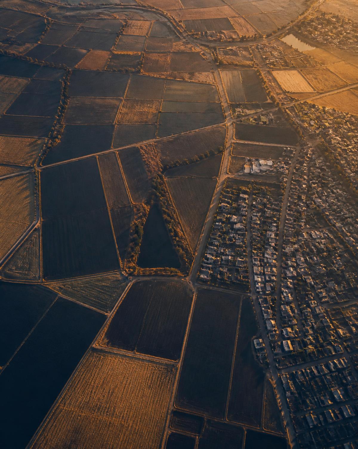 Vista aérea de lotes urbanos e rurais delimitados
